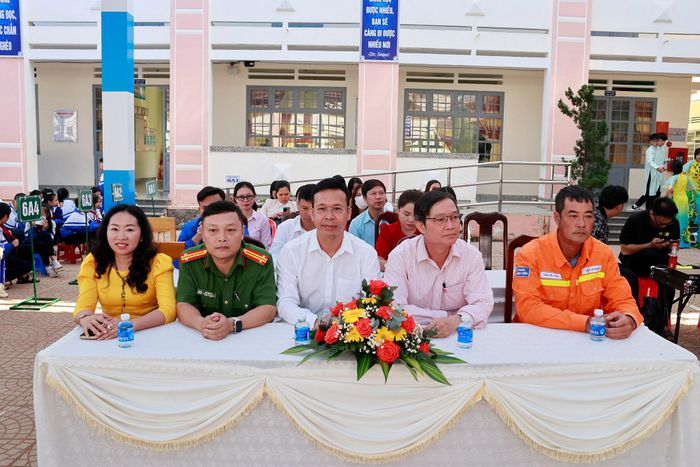 Các đại biểu tham dự Chương trình Hoa Cúc trắng tiếp bước đến trường