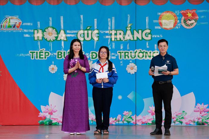 Bà Đinh Thị Mai, Bí Thư đảng ủy xã Ka Đô đại diện Đảng ủy xã trao quà hỗ trợ em Lan Hương