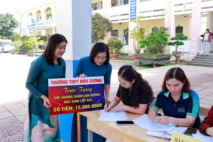 Các nhà hảo tâm đến hỗ trợ em Lan Hương