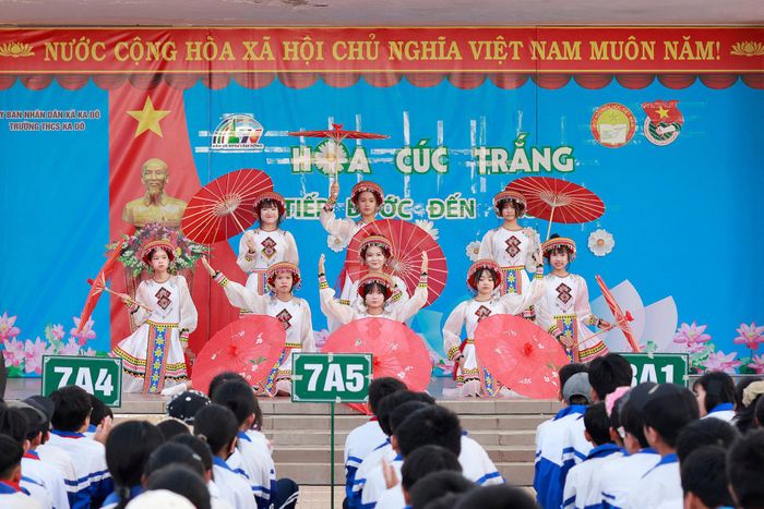 Tiết mục văn nghệ chào mừng Chương trình Hoa Cúc trắng tiếp bước đến trường