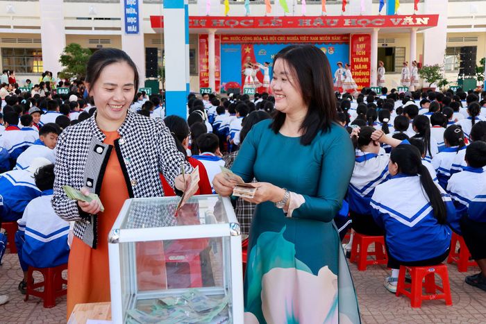 Các thầy cô giáo đồng hành cùng em Lan Hương