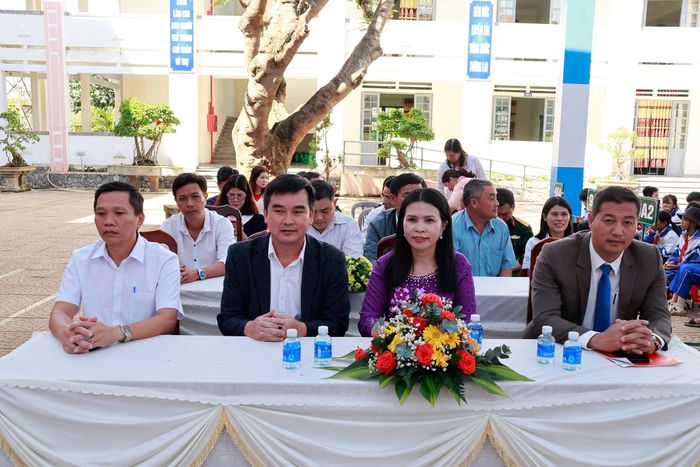 Các đại biểu tham dự Chương trình Hoa Cúc trắng tiếp bước đến trường