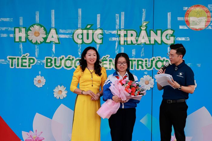 Cô hiệu trưởng trao quà và tặng hoa chúc mừng cô học trò nhỏ Lan Hương