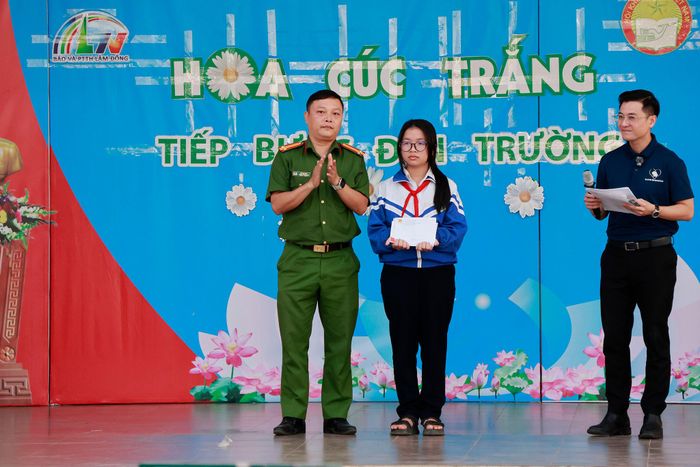 Đại diện Công an xã Ka Đô trao quà cho em Lan Hương