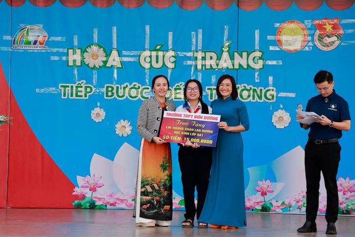 Đại diện tập thể Trường THPT Đơn Dương trao biểu trưng hỗ trợ em Lan Hương