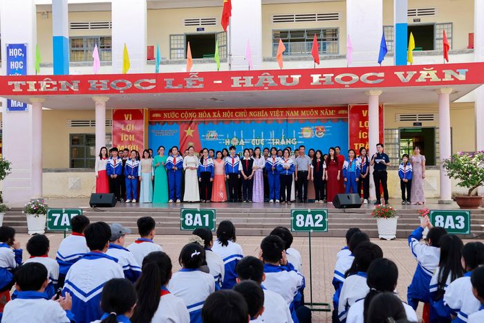 Tập thể giáo viên và học sinh Trường THCS Ka Đô tặng quà cho em Lan Hương