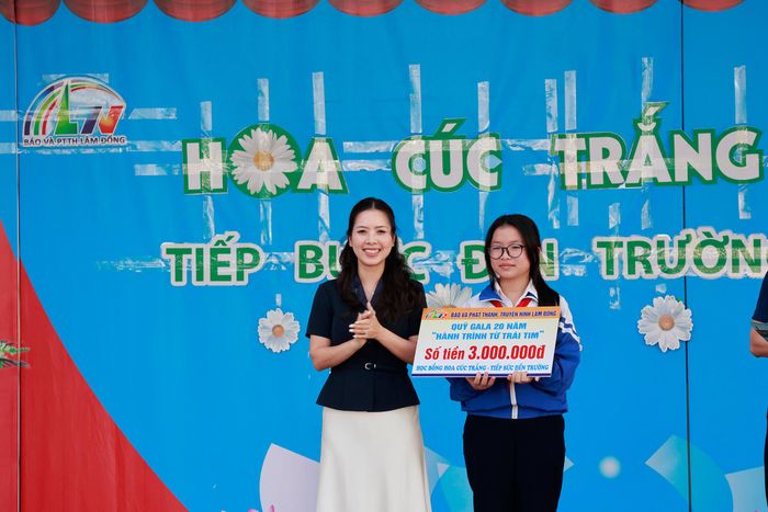 Nhà báo Vân Hảo, Phó Trưởng phòng Chuyên đề trao học bổng từ Quỹ Gala 20 năm “Hành trình từ trái tim” của Báo và Phát thanh, Truyền hình Lâm Đồng cho em Lan Hương