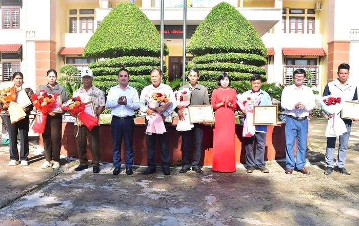 Lãnh đạo xã Đức An tặng giấy khen cho các cá nhân