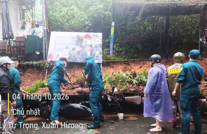 Các lực lượng phường Xuân Hương - Đà Lạt hỗ trợ người dân bị sập bờ kè chiều 4/10 (Ảnh: Ban Chỉ huy Quân sự phường Xuân Hương - Đà Lạt)