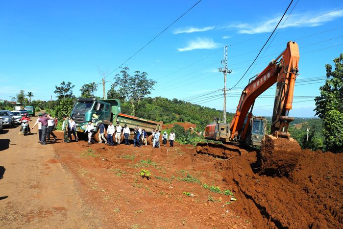 Qua kiểm tra thực địa trên tuyến đường đang thi công chỉ có vài công nhân và máy móc đang hoạt động