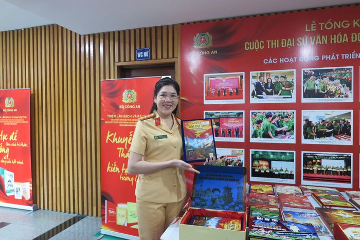 Thiếu tá Nguyễn Thị Lê cùng tác phẩm viết về cuốn sách “Mưa đỏ” của nhà văn Chu Lai