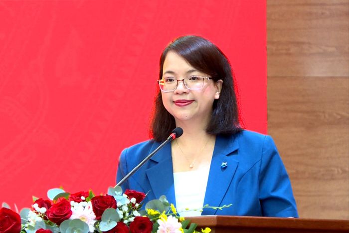 Đồng chí Dương Thị Ngà, Bí thư Đảng ủy xã Đơn Dương phát biểu tại hội nghị