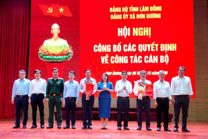 Lãnh đạo Đảng ủy xã Đơn Dương tặng hoa chúc mừng các đồng chí được chuẩn y tham gia Ban Thường vụ Đảng ủy xã, nhiệm kỳ 2025 - 2030