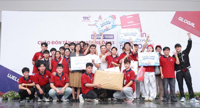 Sinh viên nhận giải tại cuộc thi Rung chuông vàng