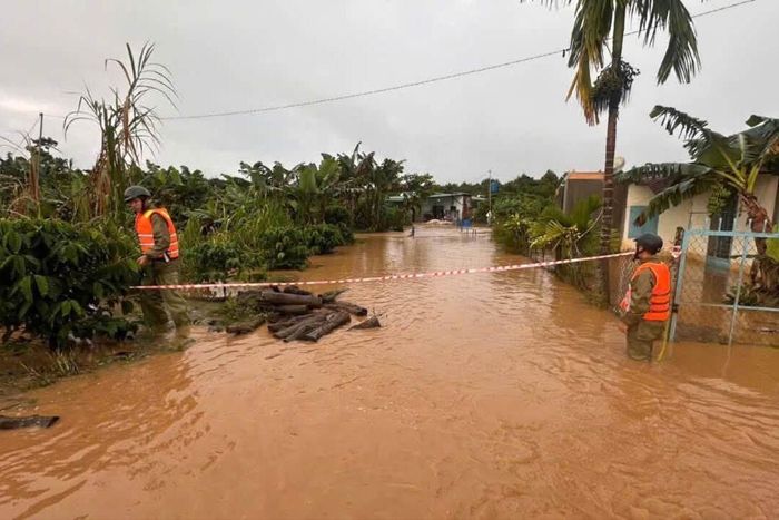 Giăng dây cảnh báo người dân không di chuyển qua vị trí ngập lụt nguy hiểm