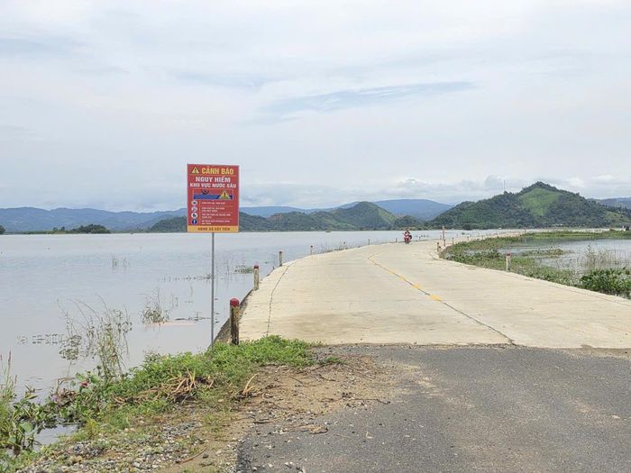 Cắm biển cảnh báo khu vực nước sâu nguy hiểm tại Cát Tiên