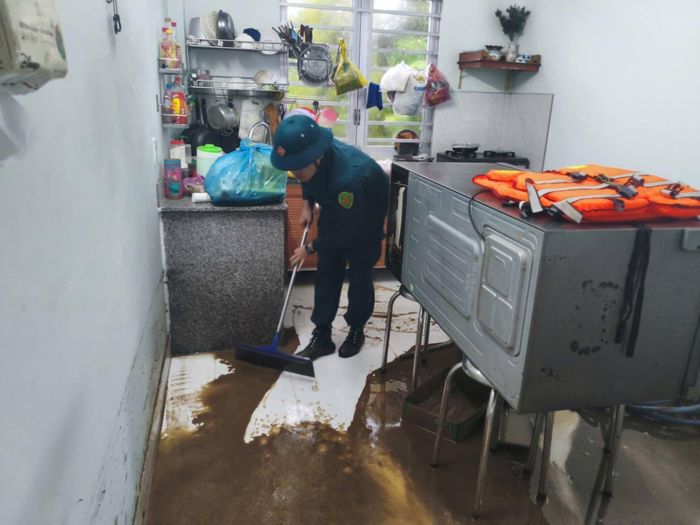 Dọn dẹp nhà cửa giúp người dân phường B'Lao sau khi nước rút