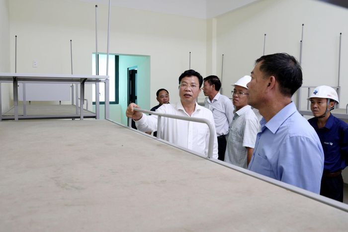 Đồng chí Lưu Văn Trung phê bình chủ đầu tư và đơn vị tư vấn giám sát chưa phối hợp chặt chẽ trong quá trình thiết kế, mua sắm trang thiết bị phục vụ học sinh nội trú