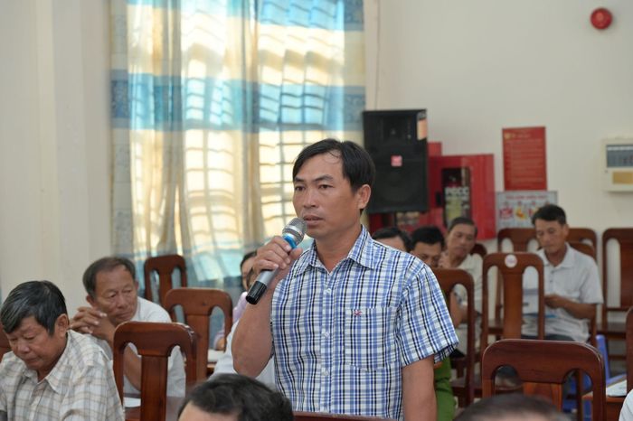 Cử tri Bùi Minh Tài có ý kiến tại buổi tiếp xúc