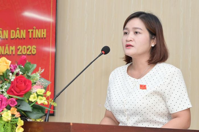 Đại diện Tổ đại biểu số 7, bà Ngô Thị Thanh Phương báo cáo tại buổi tiếp xúc