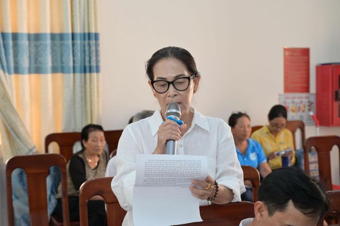 Cử tri Phạm Thị Bùi có ý kiến tại buổi tiếp xúc