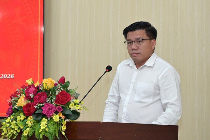 Ông Nguyễn Hữu Trung, Chủ tịch UBND phường Bình Thuận trả lời các nội dung thuộc thẩm quyền