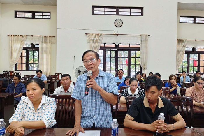 Cử tri xã Cát Tiên kiến nghị tại buổi tiếp xúc (Ảnh: CTV)