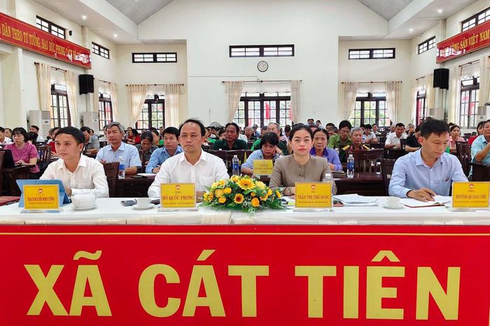 Lãnh đạo xã Cát Tiên tham dự Hội nghị tiếp xúc cử tri (Ảnh: CTV)
