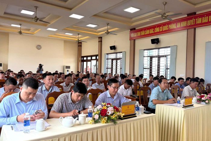 Lãnh đạo các sở, ngành và xã Đạ Tẻh cùng hơn 100 cử tri xã Đạ Tẻh tham dự (Ảnh: Hưng Thịnh)