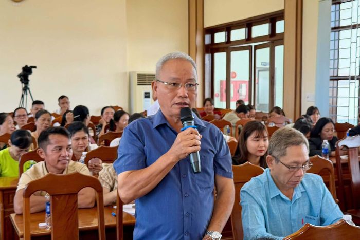 Cử tri xã Đạ Tẻh kiến nghị với đại biểu HĐND tỉnh tại hội nghị (Ảnh: Hưng Thịnh)