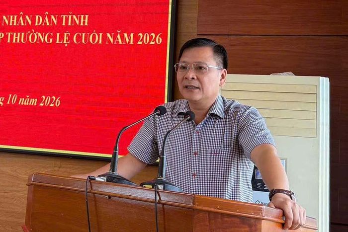 Thay mặt Tổ đại biểu số 6, đồng chí Tống Giang Nam, Bí thư Đảng ủy, Chủ tịch HĐND xã Đạ Tẻh báo cáo kết quả kỳ họp thường lệ giữa năm, các kỳ họp chuyên đề gần nhất của HĐND tỉnh tại buổi tiếp xúc (Ảnh: Hưng Thịnh)