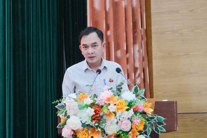 Đồng chí Nguyễn Hạp, Ủy viên chuyên trách Ban Dân tộc HĐND tỉnh thông tin đến cử tri về tình hình phát triển kinh tế - xã hội của tỉnh trong 9 tháng năm 2026