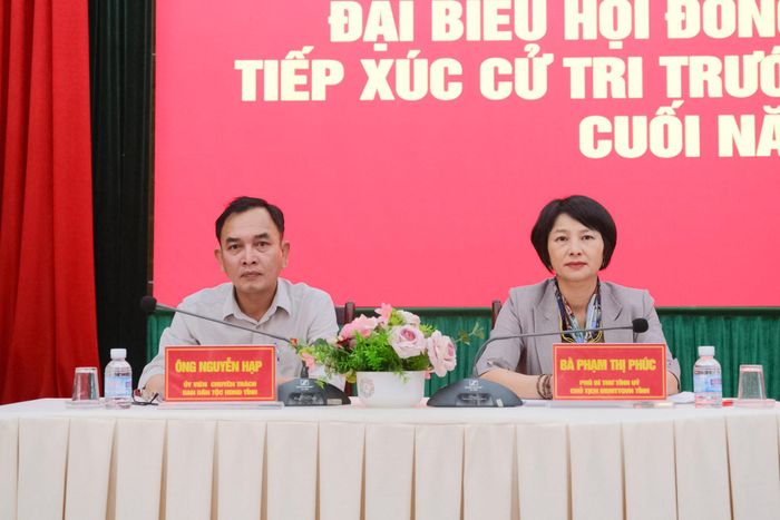 Đồng chí Phạm Thị Phúc, Phó Bí thư Tỉnh ủy, Chủ tịch Ủy ban MTTQ Việt Nam tỉnh (bên phải); đồng chí Nguyễn Hạp, Ủy viên chuyên trách Ban Dân tộc HĐND tỉnh chủ trì hội nghị