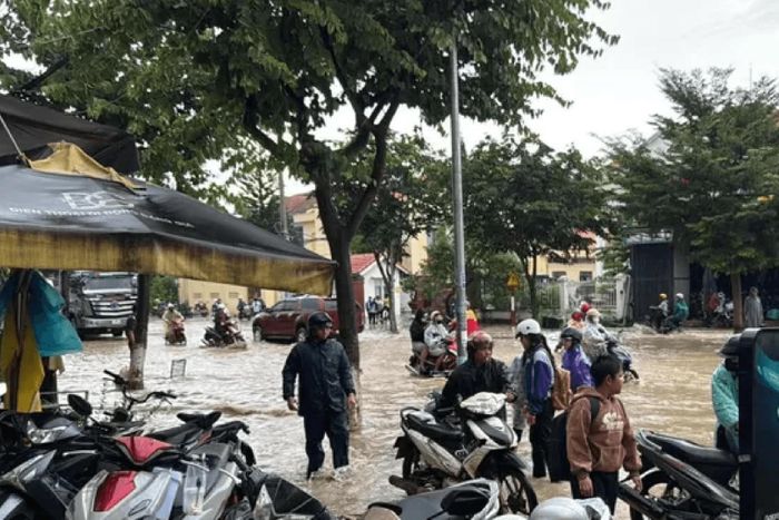 Trên Quốc lộ 27 đoạn qua xã Đơn Dương xảy ra ngập cục bộ khiến các phương tiện lưu thông khó khăn. Đến khoảng 15 giờ chiều nay, nước đã rút, giao thông qua các điểm ngập cơ bản trở lại thông suốt