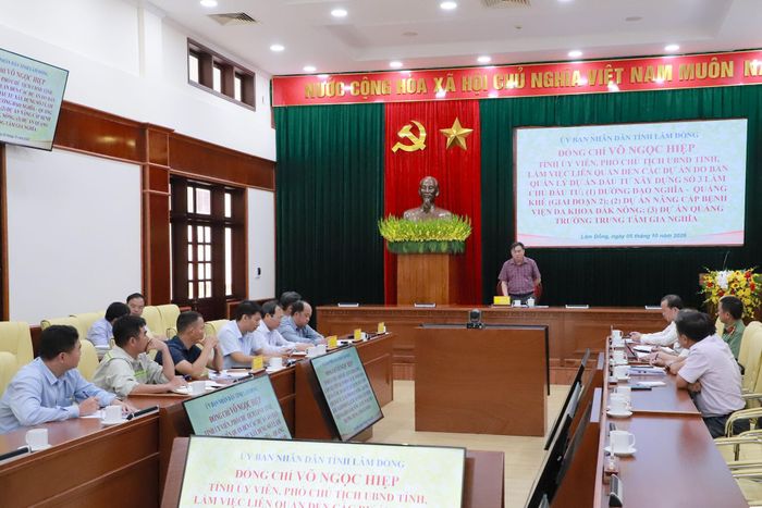 Sau khi kiểm tra thực địa các dự án do Ban Quản lý dự án đầu tư xây dựng số 3 làm chủ đầu tư, các đại biểu trở lại hội trường UBND tỉnh để thảo luận, bàn giải pháp tháo gỡ những khó khăn, vướng mắc, đẩy nhanh tiến độ triển khai và sớm đưa các dự án vào khai thác, phát huy hiệu quả