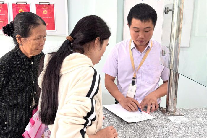 Cán bộ xã Hàm Thạnh hướng dẫn người dân thực hiện thủ tục hành chính