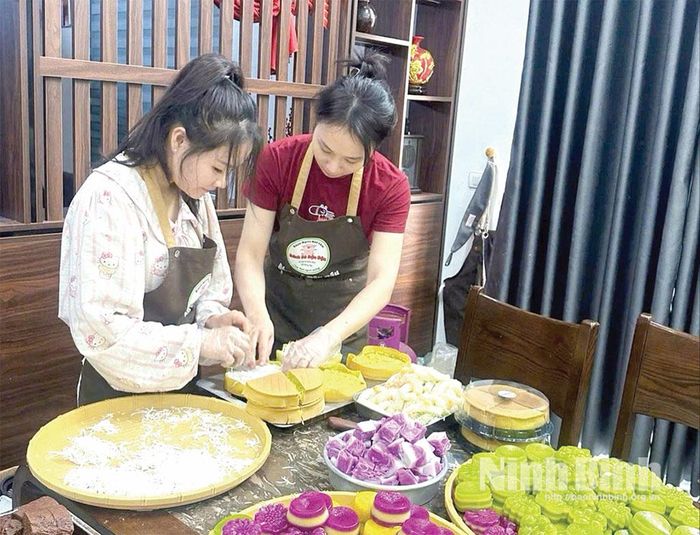 Chị Đào Thị Hồng (bên phải), xã Yên Khánh hướng dẫn học viên làm bánh, phát triển tiệm bánh ngọt tại quê hương.