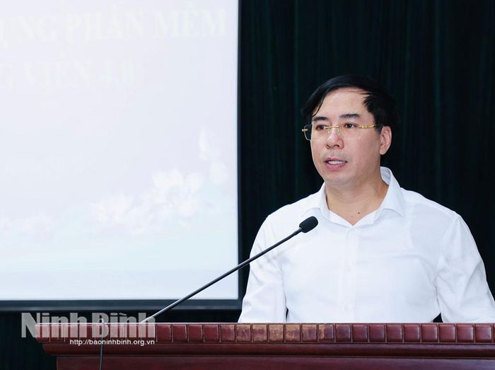 Đồng chí Lê Văn Hùng, Phó Trưởng Ban Tổ chức Tỉnh ủy phát biểu khai mạc lớp tập huấn.
