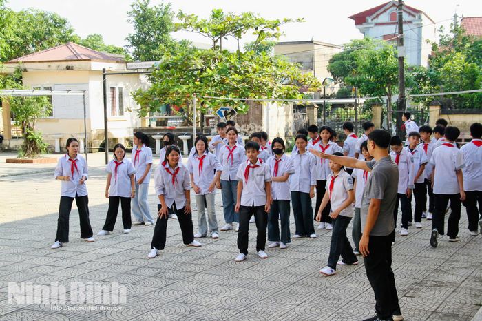 Một tiết học giáo dục thể chất của thầy, trò Trường THCS Thanh Lâm, xã Thanh Lâm.