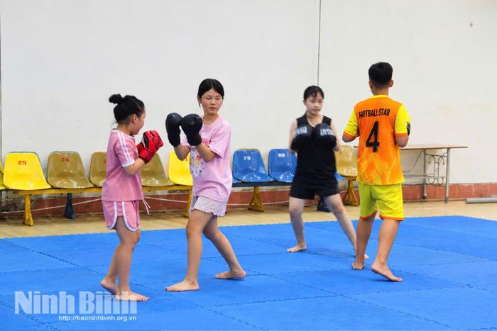 Câu lạc bộ Kickboxing Thành Nam Fight, phường Nam Định thu hút đông đảo các em học sinh tham gia luyện tập.