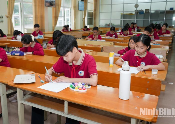 Các học sinh tham dự phần thi “Sáng tạo bìa sách - Tôi kể”.