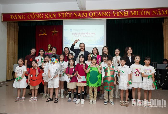 Đại diện Công ty sách Đông A và giáo viên nhà trường chụp ảnh lưu niệm với các em học sinh tham gia trình diễn văn nghệ tại chương trình Ngày hội Sách.