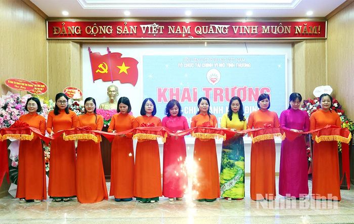 Các đại biểu thực hiện nghi thức cắt băng khai trương Phòng Giao dịch số 1 thuộc TYM Chi nhánh Nam Định.