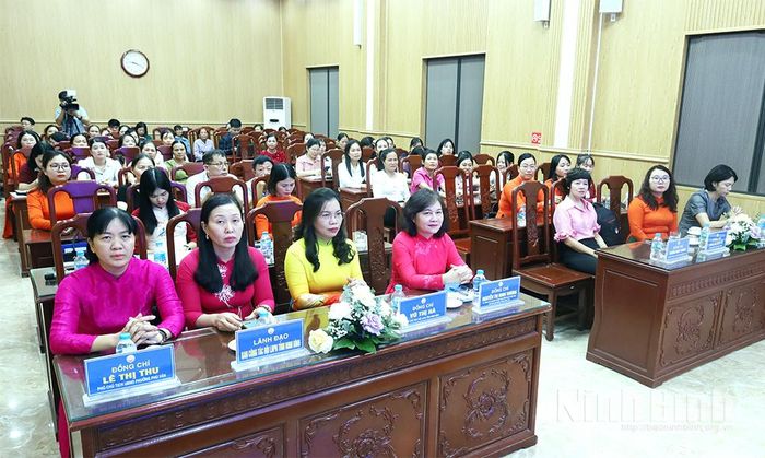 Các đại biểu dự lễ khai trương.