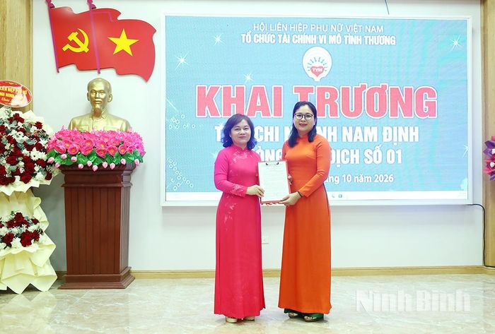 Đồng chí Nguyễn Thị Minh Thương, Chủ tịch Hội đồng thành viên TYM trao quyết định cho Phòng Giao dịch số 1.