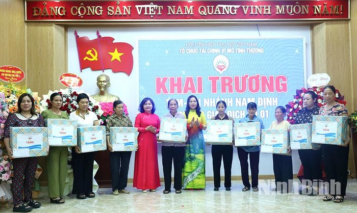 Chủ tịch Hội đồng thành viên TYM, lãnh đạo Hội Liên hiệp Phụ nữ tỉnh trao quà cho phụ nữ có hoàn cảnh khó khăn.