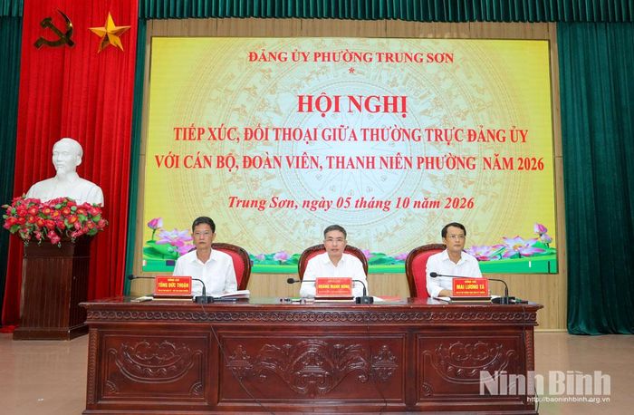 Các đồng chí Thường trực Đảng ủy phường Trung Sơn chủ trì hội nghị.