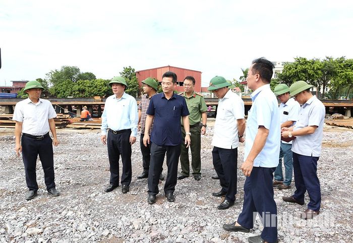 Đoàn công tác kiểm tra thực tế tại bãi đóng tàu của Công ty TNHH Văn Cường, xã Ý Yên.