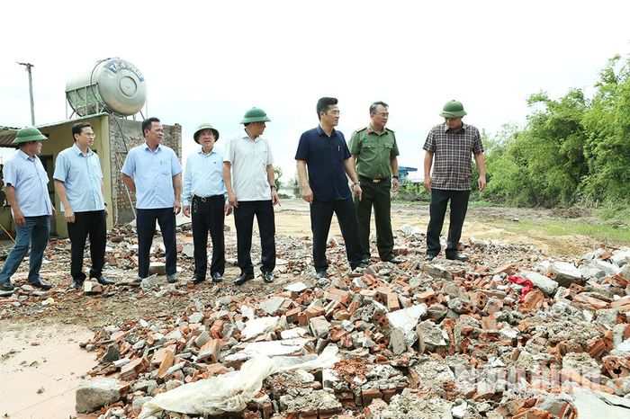 Đồng chí Phó Chủ tịch UBND tỉnh Trần Anh Dũng kiểm tra bãi vật liệu xây dựng trên địa bàn xã Ý Yên.