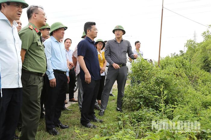 Đồng chí Phó Chủ tịch UBND tỉnh Trần Anh Dũng kiểm tra tại phường Tây Hoa Lư.